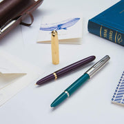 51 Fountain Pen | Deluxe Plum Barrel with Gold Trim | Fine 18k Gold Nib with Black Ink Cartridge | Gift Box by Parker – 1 Count (Pack of 1), Resin, Plum, Model 2123516