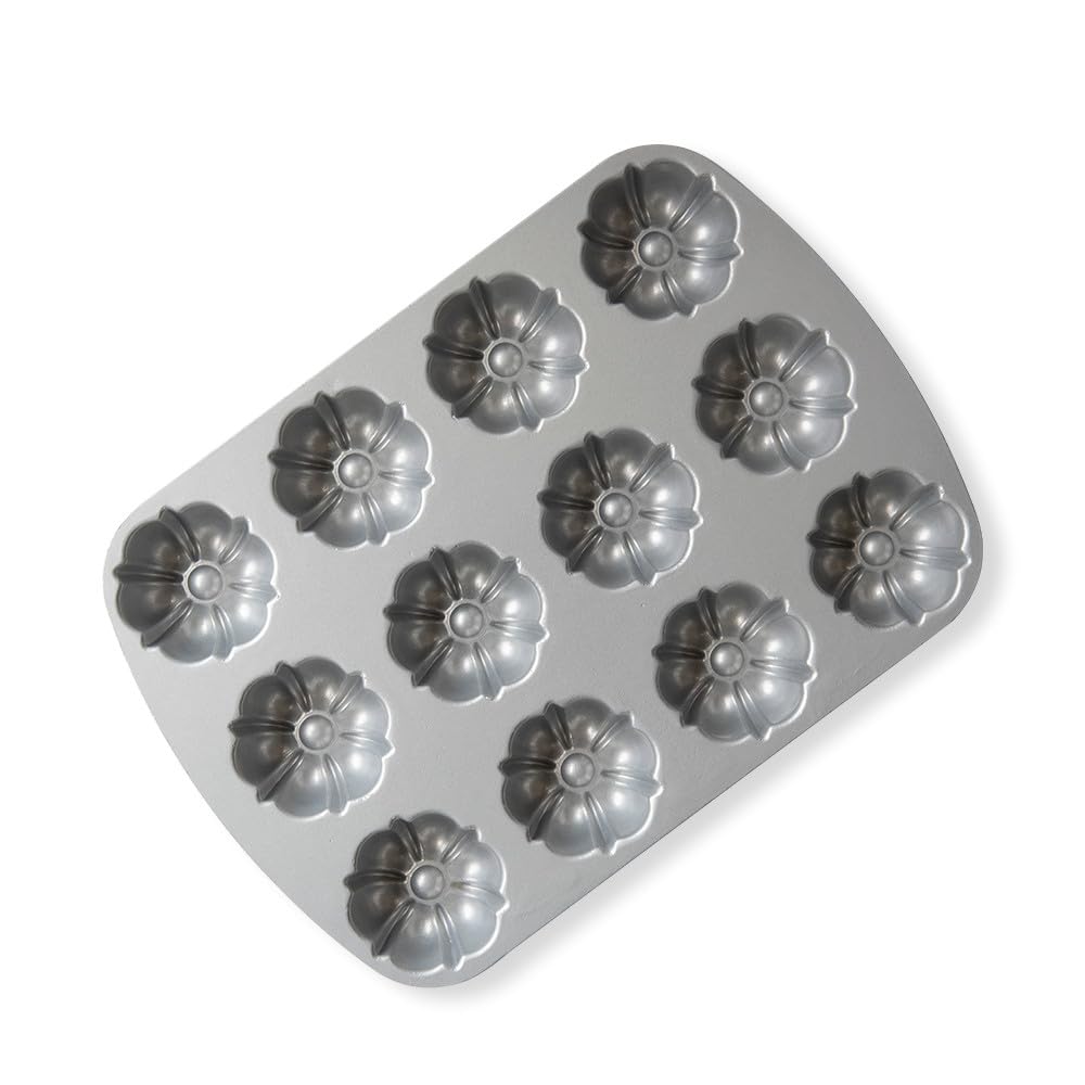 Nordic Ware Black / 3.75 Cup Capacity / 0.9 liters Bundt Pans