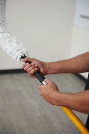 Rubbermaid Commercial Products – HYGEN Quick-Connect Flexible Dusting Wand with Microfiber Sleeve, White, Flexible Dusting for Office/School/Stadium/Lobby/Restaurant