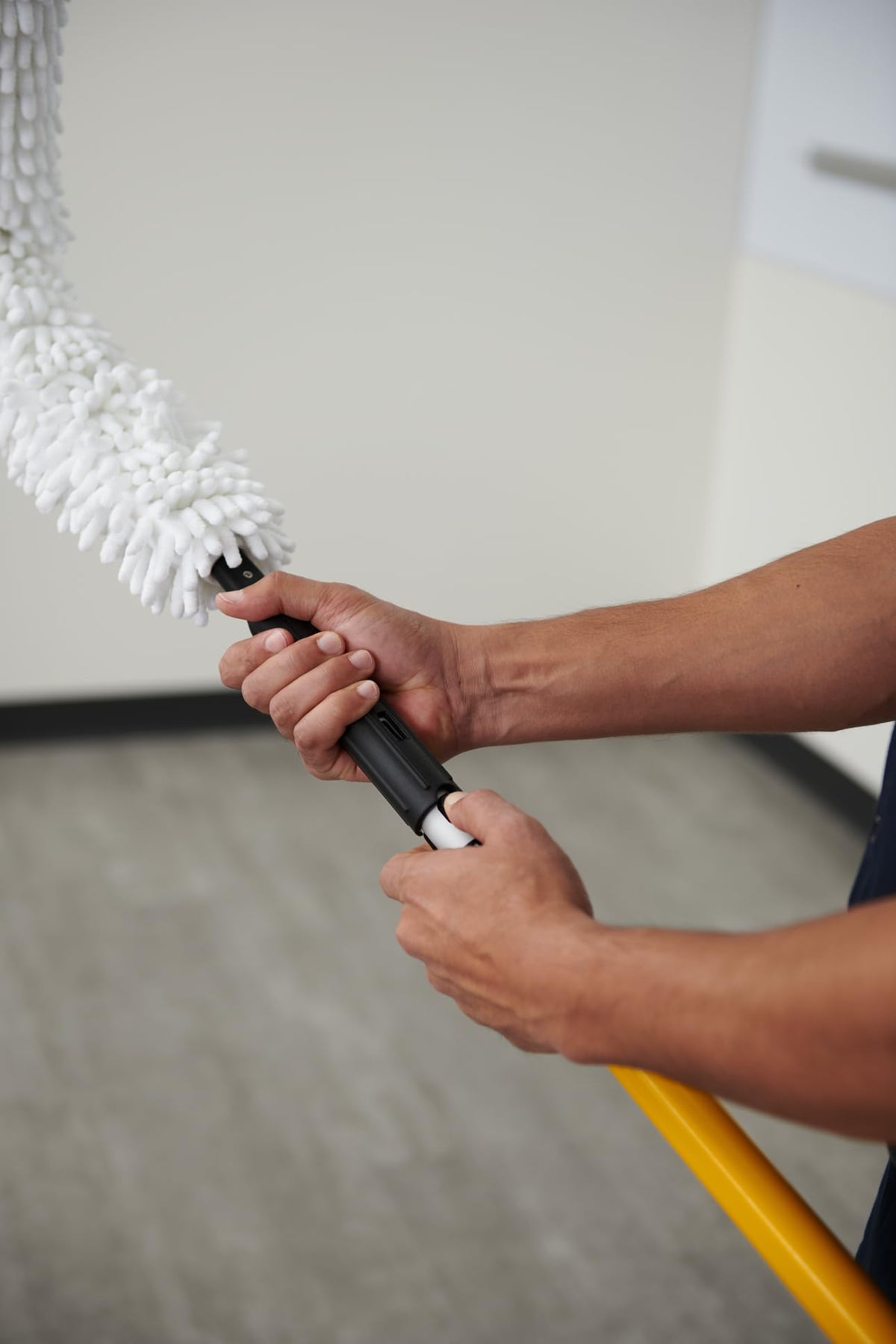 Rubbermaid Commercial Products – HYGEN Quick-Connect Flexible Dusting Wand with Microfiber Sleeve, White, Flexible Dusting for Office/School/Stadium/Lobby/Restaurant