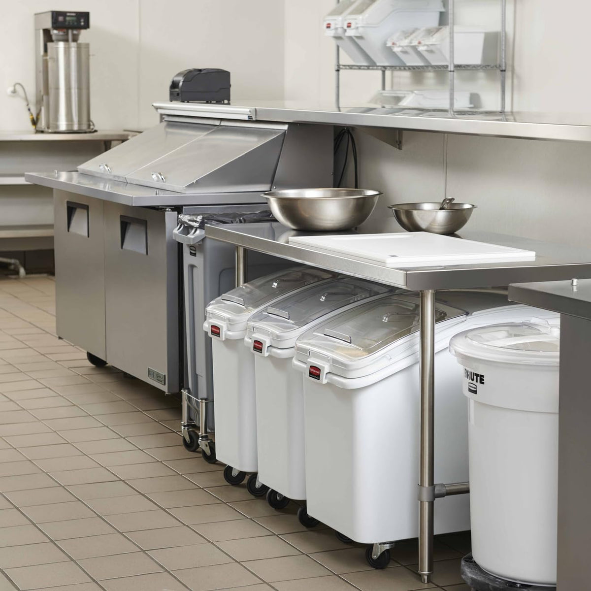 Rubbermaid Commercial Products 600 Cup / White, Clear / Bin Kitchen Trash Cans