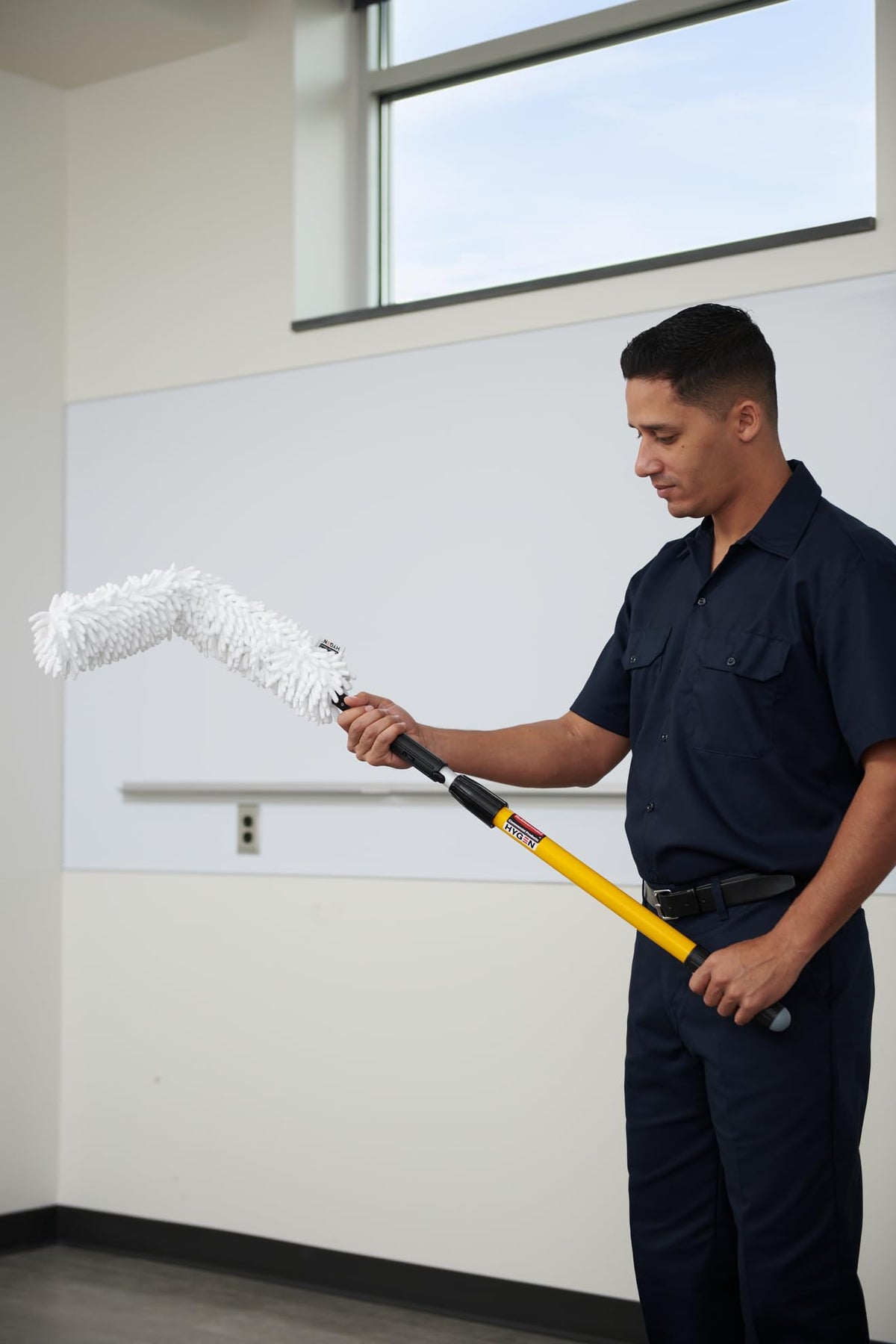 Rubbermaid Commercial Products – HYGEN Quick-Connect Flexible Dusting Wand with Microfiber Sleeve, White, Flexible Dusting for Office/School/Stadium/Lobby/Restaurant