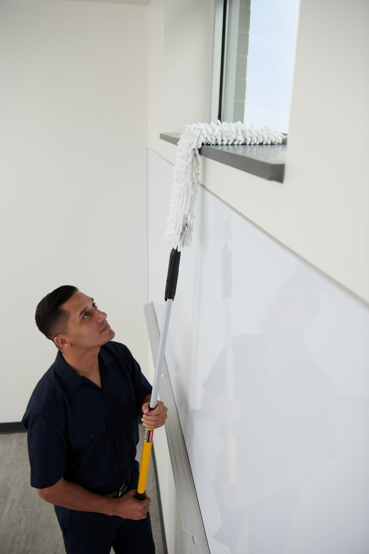 Rubbermaid Commercial Products – HYGEN Quick-Connect Flexible Dusting Wand with Microfiber Sleeve, White, Flexible Dusting for Office/School/Stadium/Lobby/Restaurant