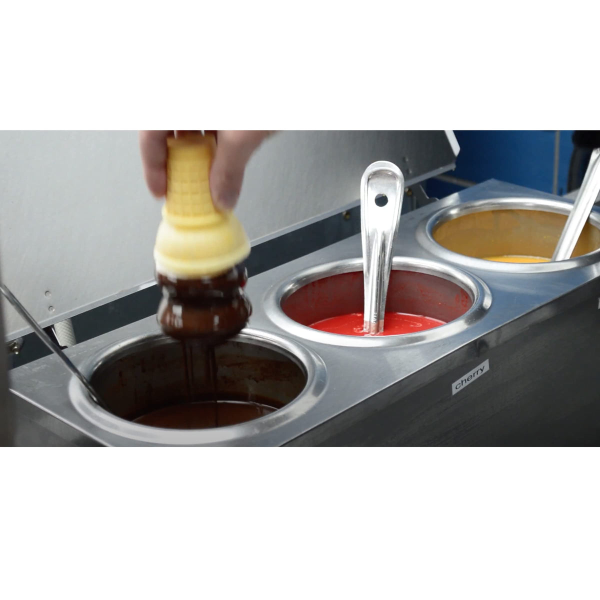 Products 3-Space Heated Cone Dip Warmer Dipper Well for Ice Cream Cone with Hinged Lid by Server – 2.8 liters, Stainless Steel, Model 92040