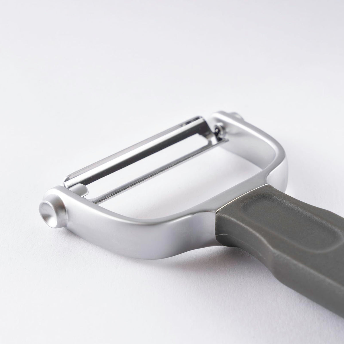 6-Inch Y-Peeler by Cuisipro – Medium, Stainless Steel, Gray, Model 747076