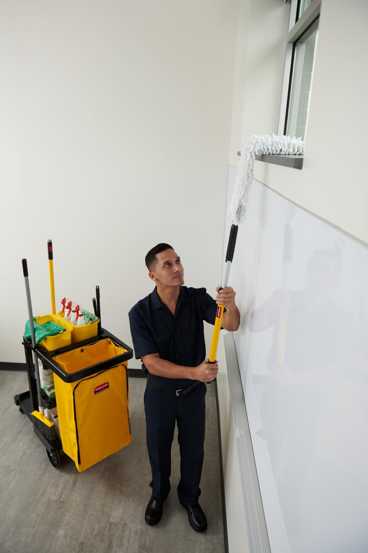 Rubbermaid Commercial Products – HYGEN Quick-Connect Flexible Dusting Wand with Microfiber Sleeve, White, Flexible Dusting for Office/School/Stadium/Lobby/Restaurant