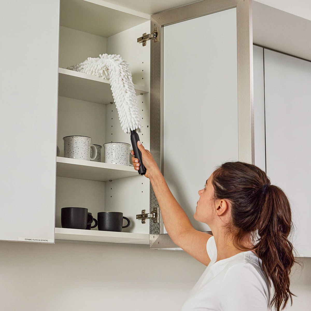 Rubbermaid Commercial Products – HYGEN Quick-Connect Flexible Dusting Wand with Microfiber Sleeve, White, Flexible Dusting for Office/School/Stadium/Lobby/Restaurant