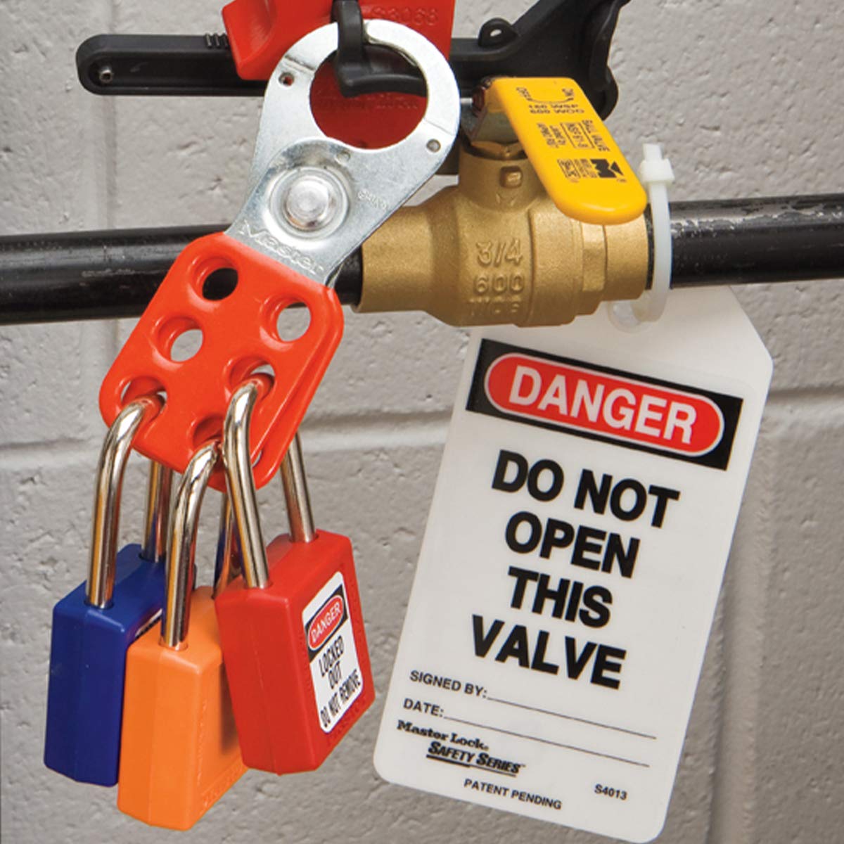 Master Lock Red / 5.25"L x 1.5"W x 3"H / Industrial Keyed Padlocks