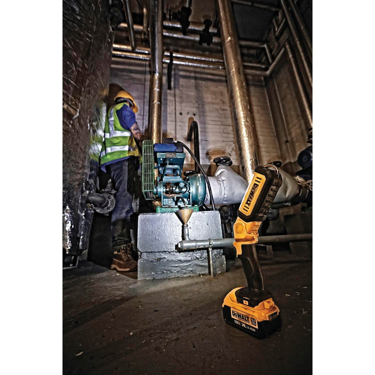 DEWALT Single / 1 Count (Pack of 1) / Multicolor Handheld Flashlights
