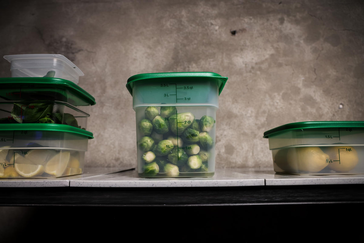 Cambro Translucent / 4 QT + Lid / 1 Containers