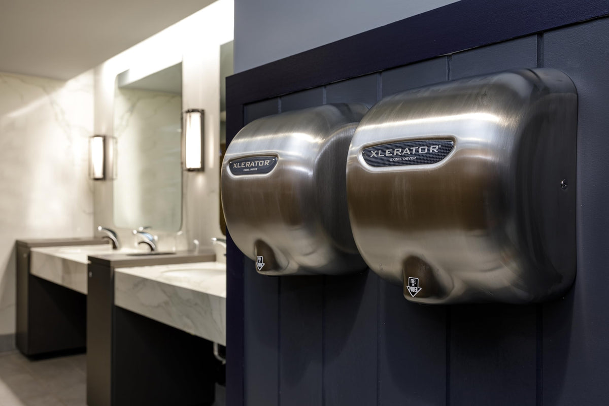 XLERATOR 7 amps; 208 volts / Standard Nozzle / Brushed Stainless Steel Bath