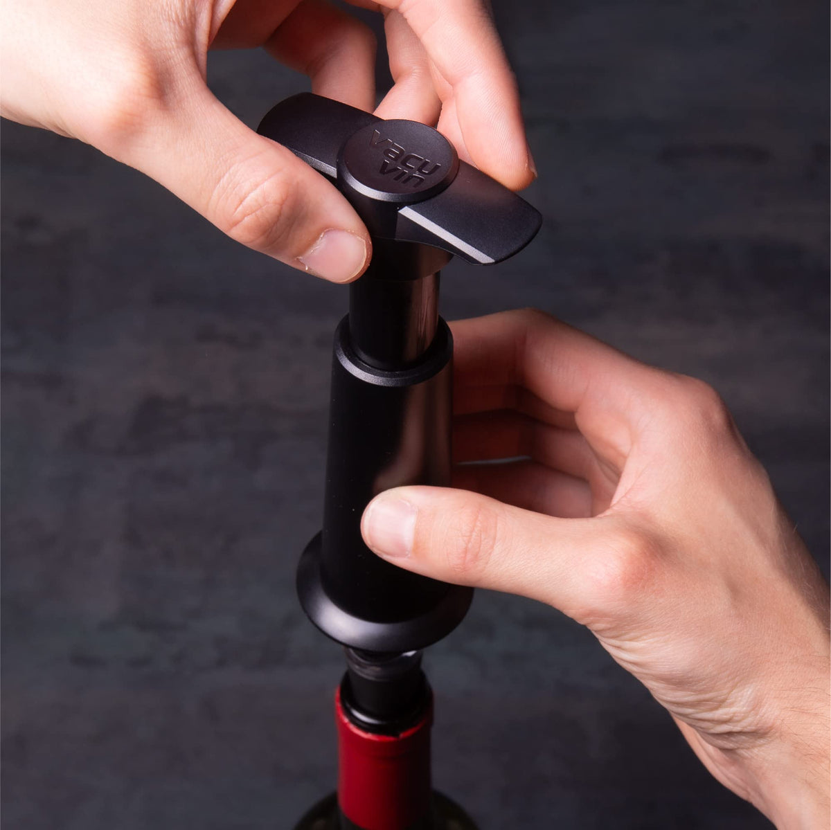Wine Saver by Vacu Vin – standard, Plastic, Black with server, Model 6804606