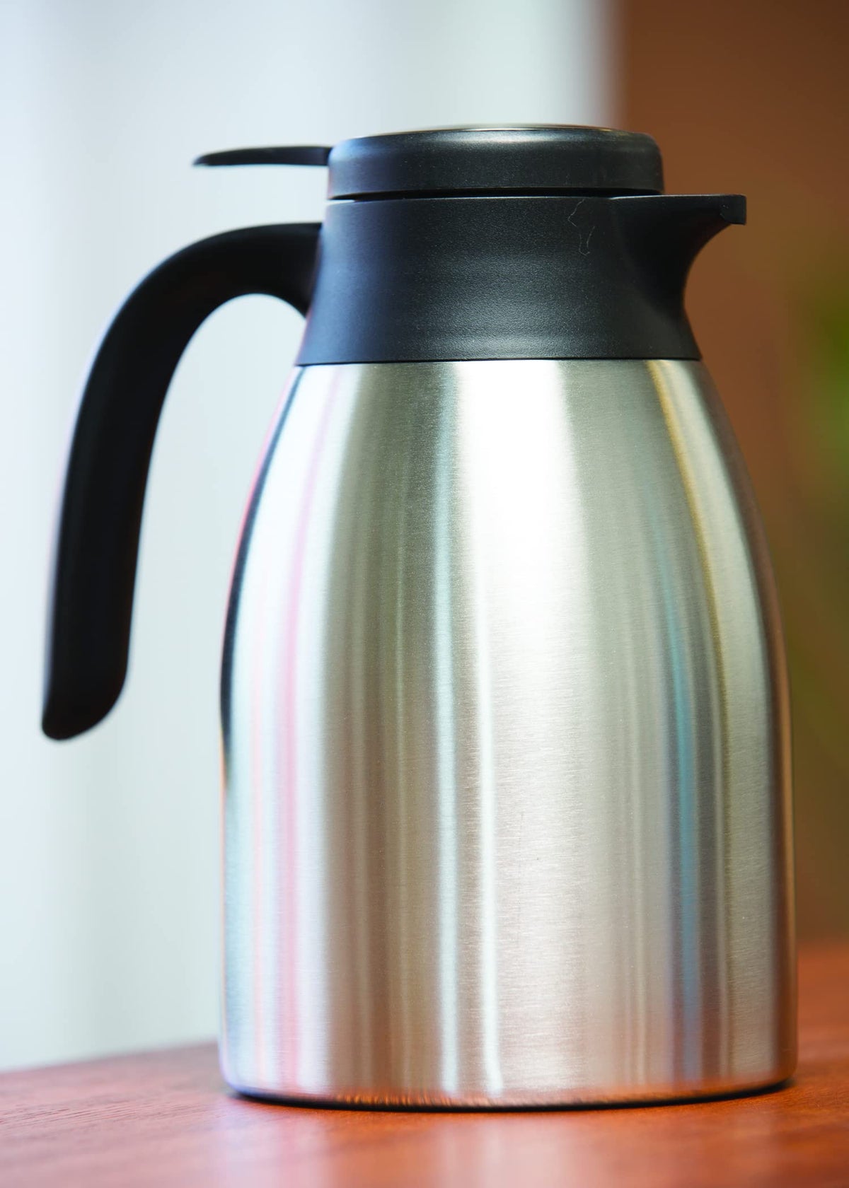 Flow Control Server by Service Ideas – 40.6 Ounces, 1.2 liters, Stainless Steel, Brushed, Model FCC12SS
