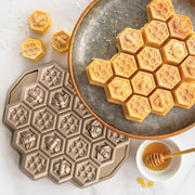 Honeycomb Pull Apart Baking Tray by Nordic Ware – 10 Cup Capacity, Aluminum, Gold, Model 85493AEU