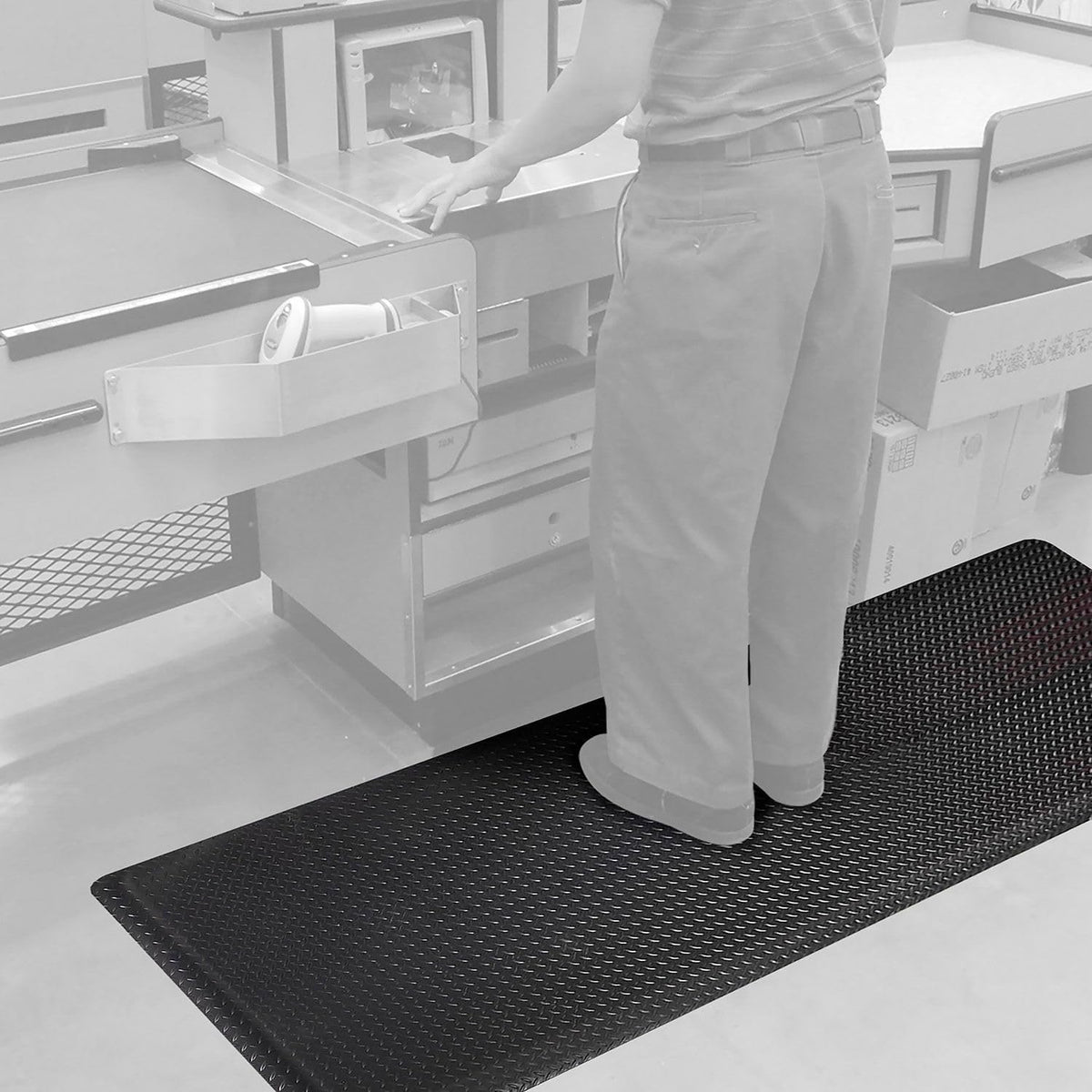 Global Industrial Diamond-Plate Anti Fatigue Mat – 15/16" Thick, 3'W x 10'L, Black