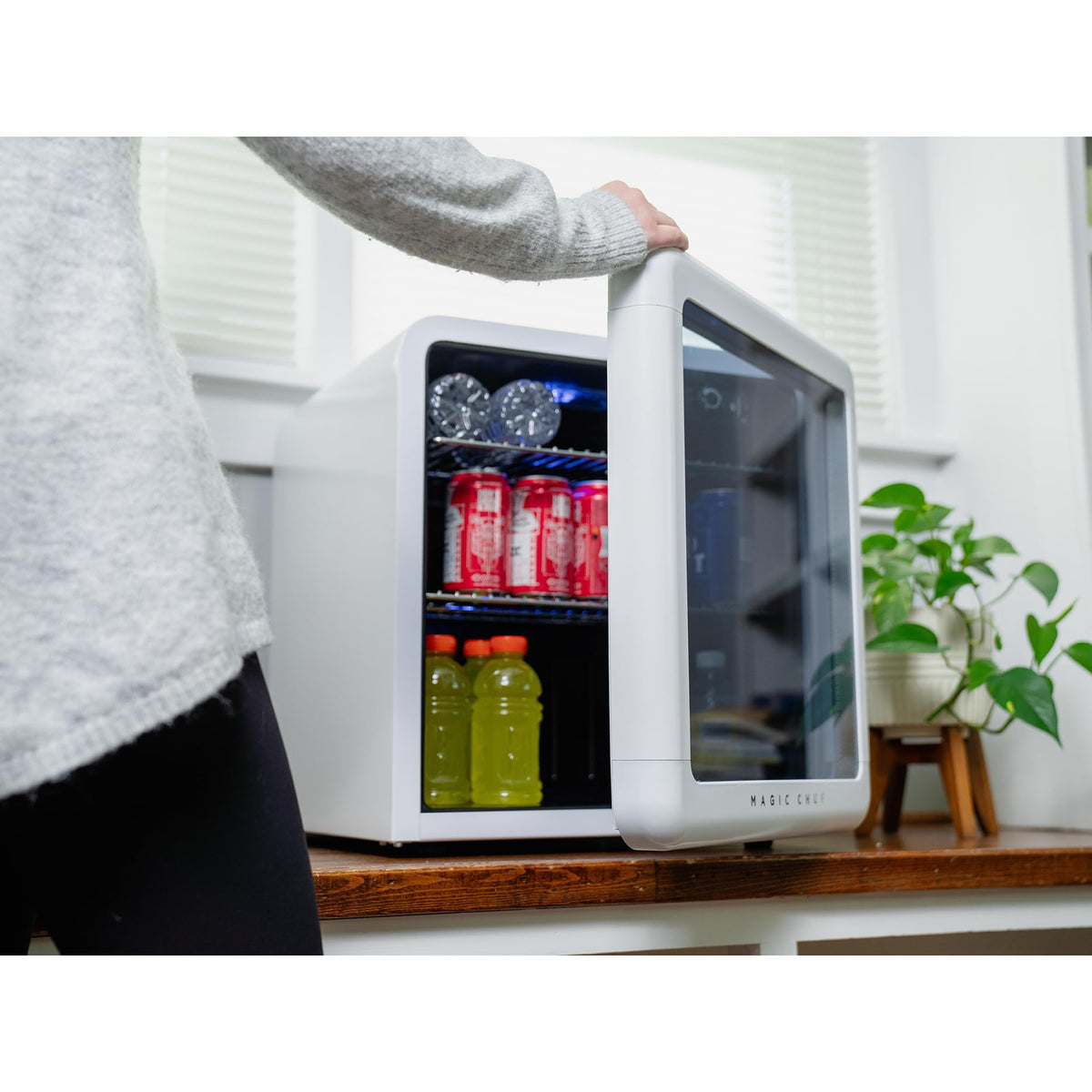 1.7 cu. ft. Retro Mini Beverage Cooler in White by Magic Chef – Medium, 1.7 cubic_feet, Plastic, White, Model MCB17CHW