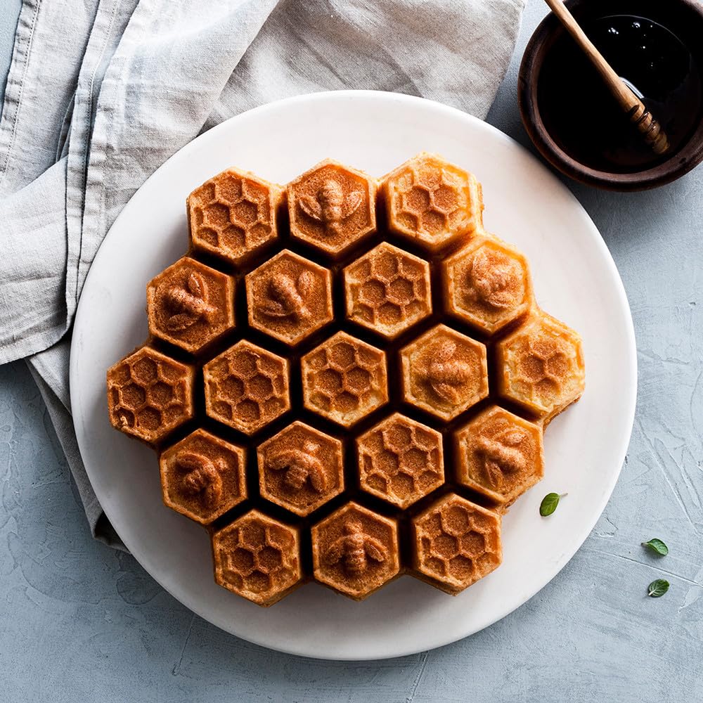 Honeycomb Pull Apart Baking Tray by Nordic Ware – 10 Cup Capacity, Aluminum, Gold, Model 85493AEU