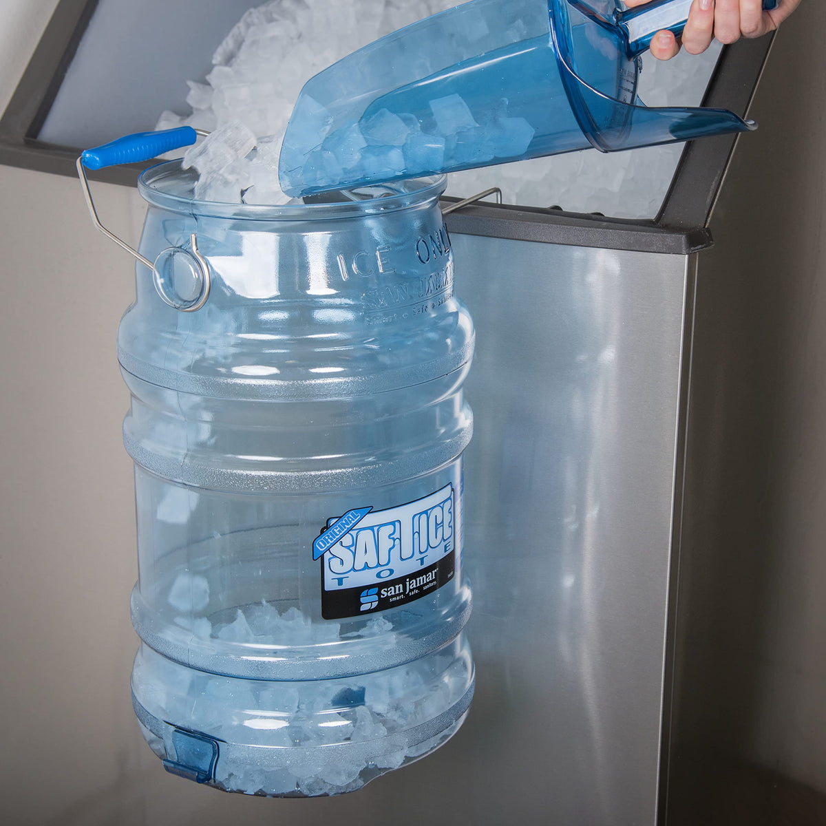 Ice Bucket by San Jamar – 1 Pack, 768.0 ounces, Polycarbonate, Blue, Model SI6000