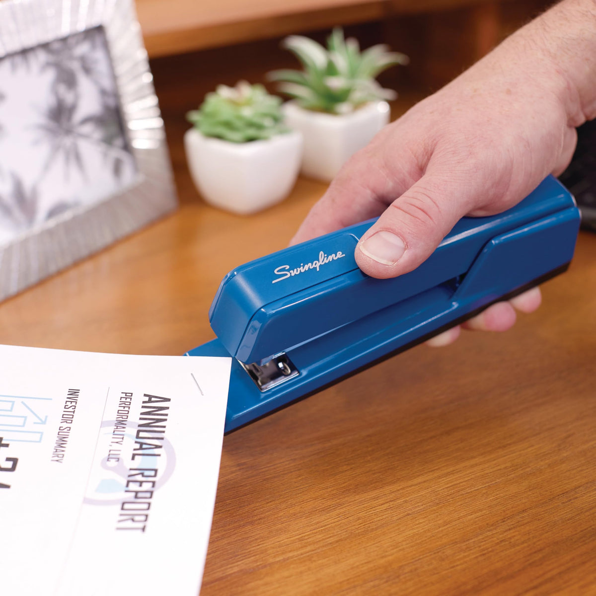 Swingline True Blue / 1 Count (Pack of 1) / Classic Desktop Staplers