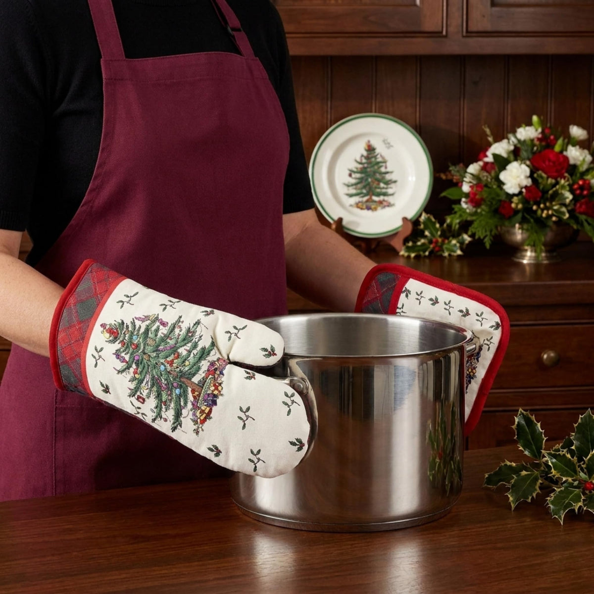 Spode Holiday Oven Mitt and Pot Holder Set, 2 Piece, Red Tartan