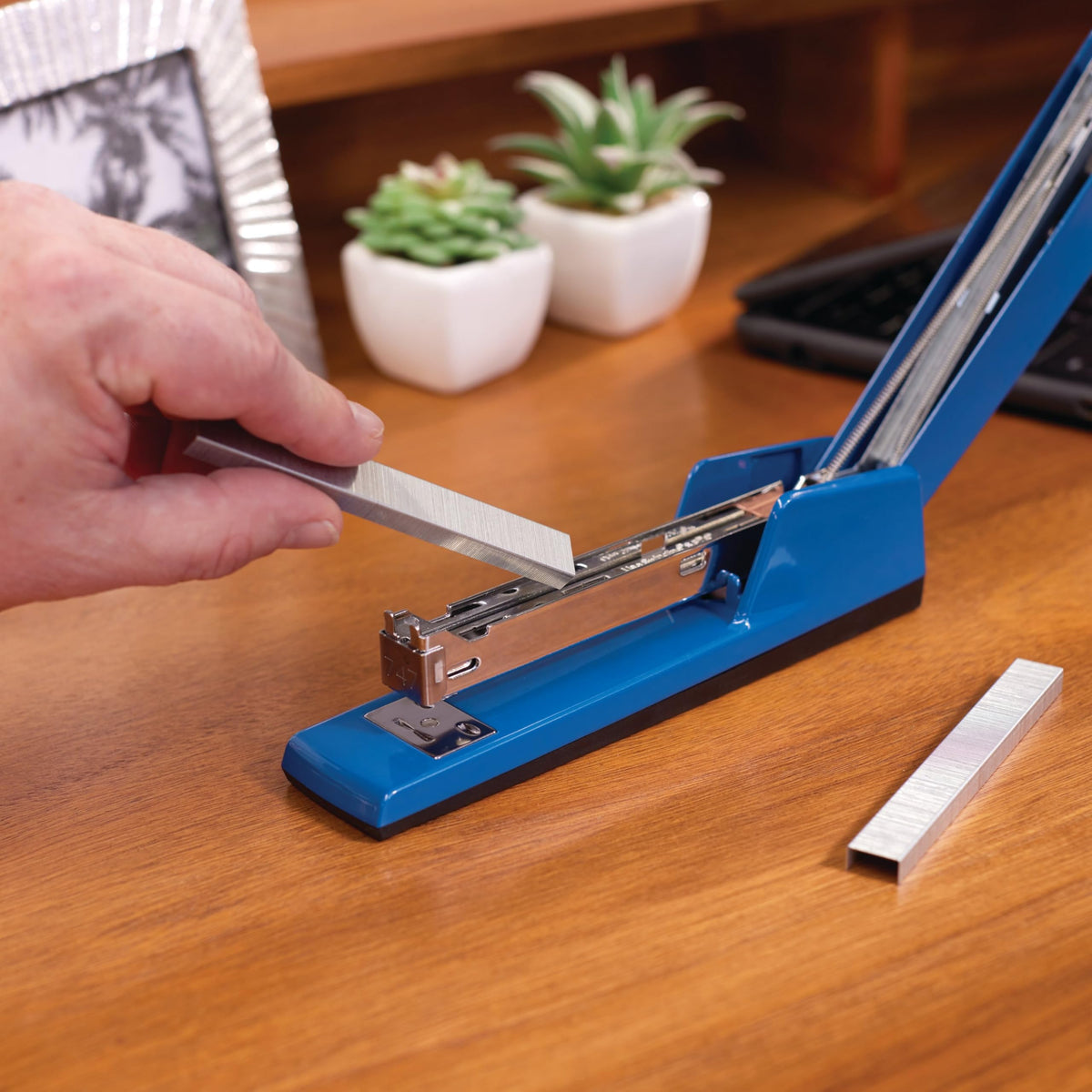 Swingline True Blue / 1 Count (Pack of 1) / Classic Desktop Staplers