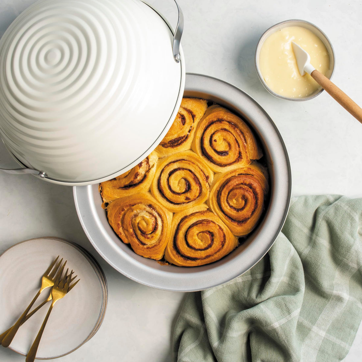 Sourdough Bread Baking Pan with Lid by Nordic Ware – Baking Pan + Lid, Aluminum, Cream, Model 42159AMZM