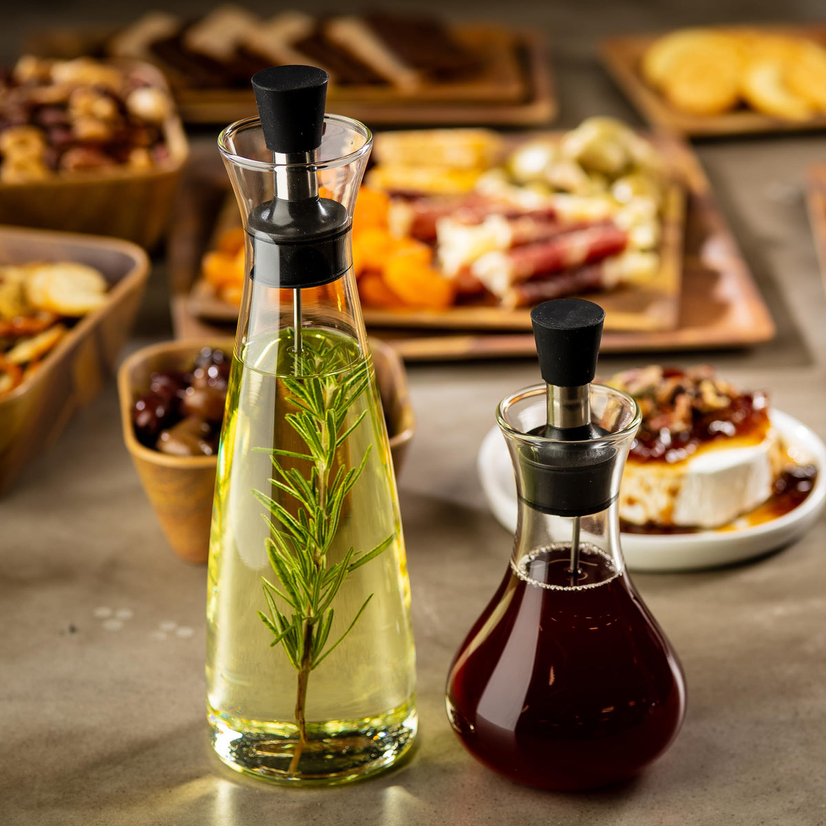 10 Oz. Oil & Vinegar Bottle by Tablecraft – Medium, Glass (te), Silver, Model 13006