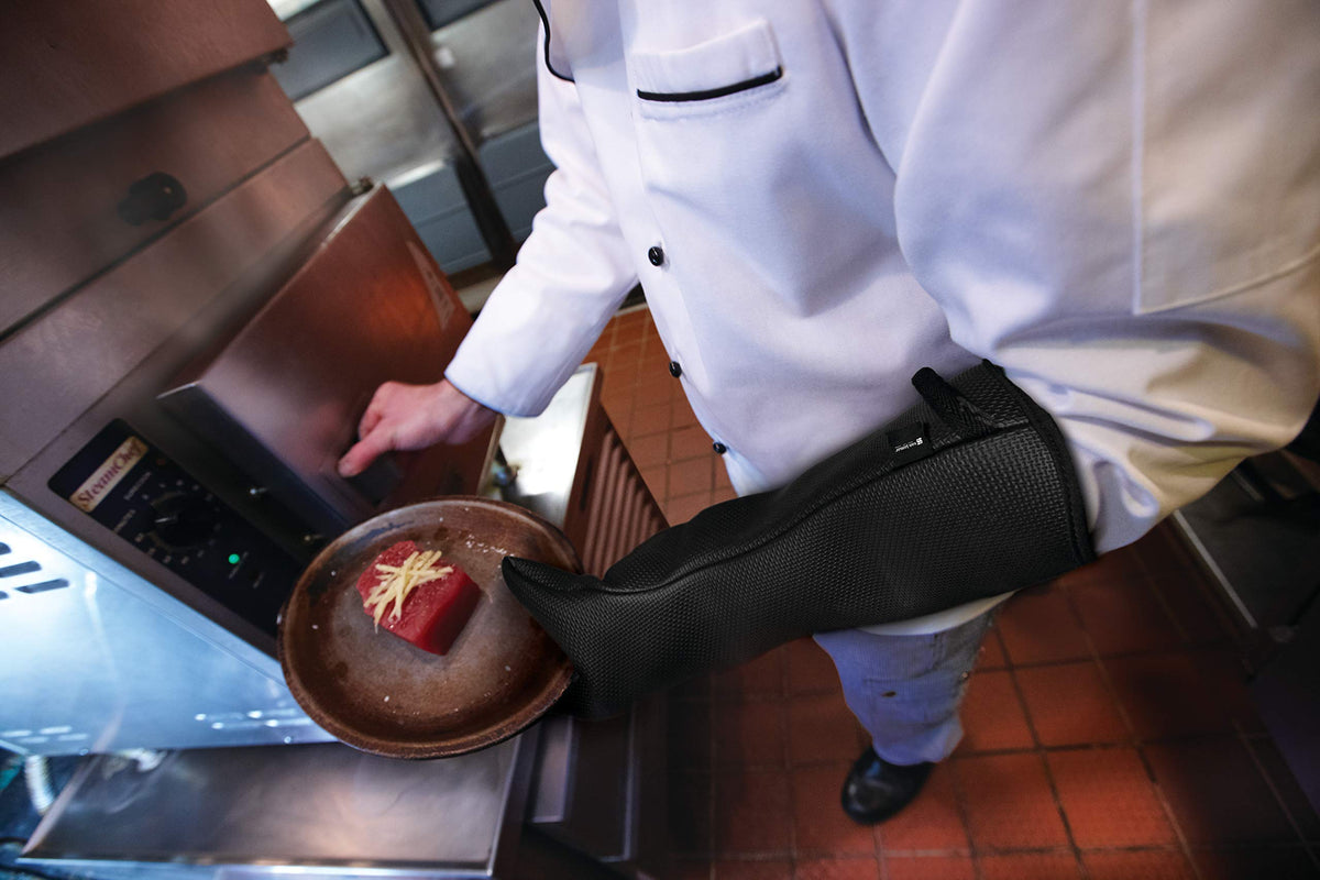 San Jamar Conventional Style / 17" Length / Red Oven Mitts