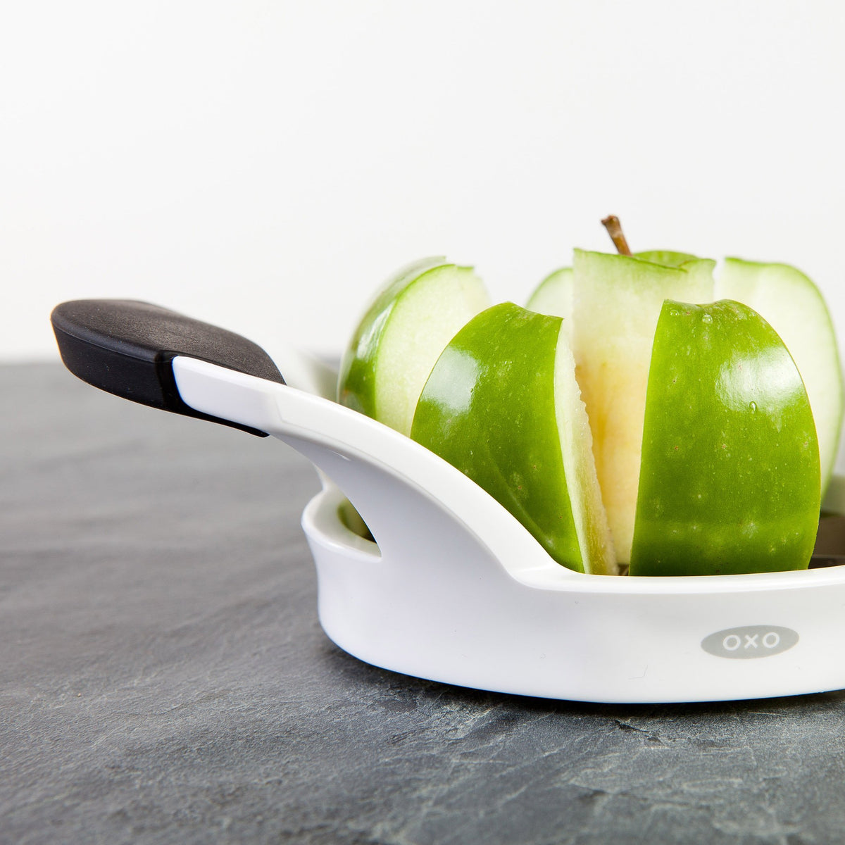 Good Grips Apple Slicer by OXO – 1 Count, Stainless steel blades, White, Model 32681