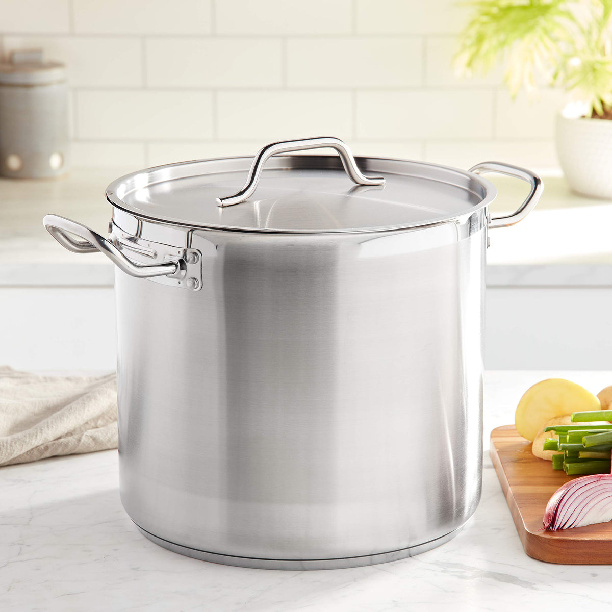 Winco 16 Quarts / Pot With Cover / Silver Stockpots
