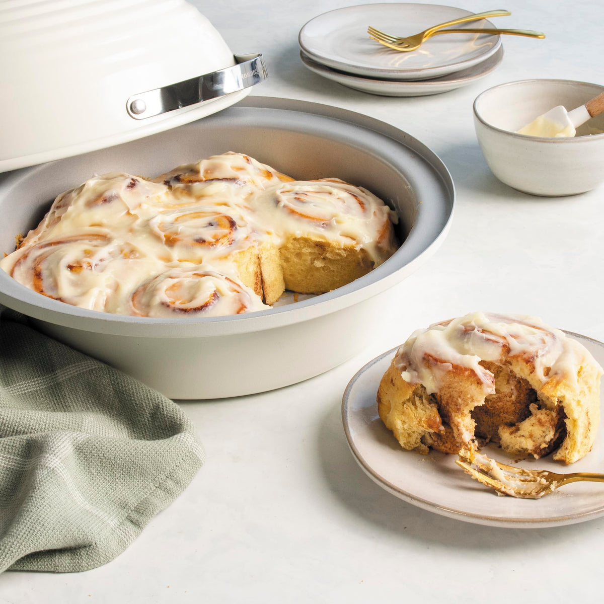 Sourdough Bread Baking Pan with Lid by Nordic Ware – Baking Pan + Lid, Aluminum, Cream, Model 42159AMZM