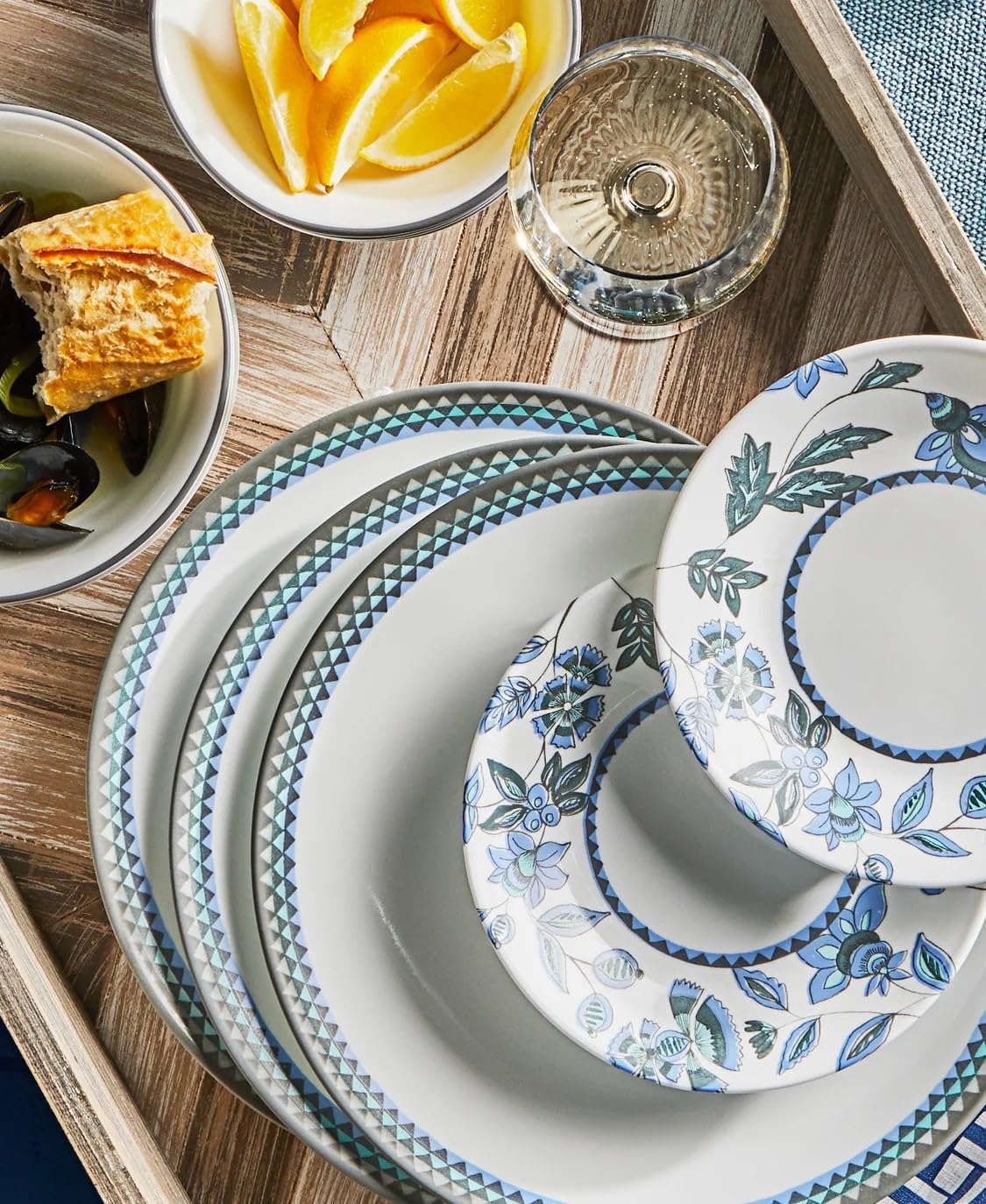 ® Veranda 16-piece Dinnerware Set by Corelle – Glass, Blue, Pack of 16, Model 1137516