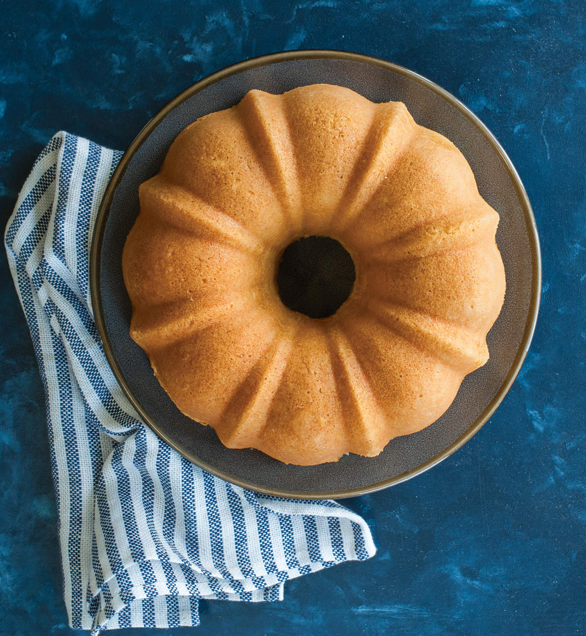 Formed Bundt by Nordic Ware – Bundt, 12-Cup, 12.0 cups, Aluminum, Red, Model 51122AMZ