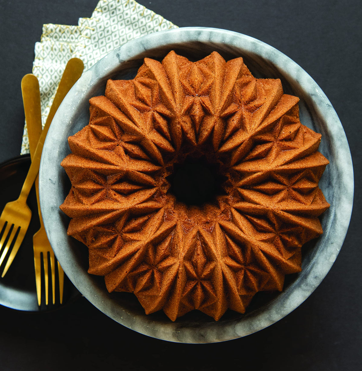 Cut Crystal Bundt by Nordic Ware – 10 Cup, 10.0 cups, Aluminum, Gold, Model 92877