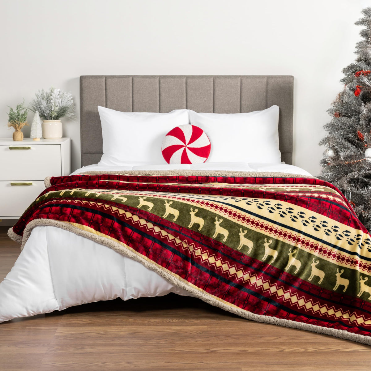 Pavilia Reindeer Cabin Sherpa Throw Blanket, 50x60 Inches, Red