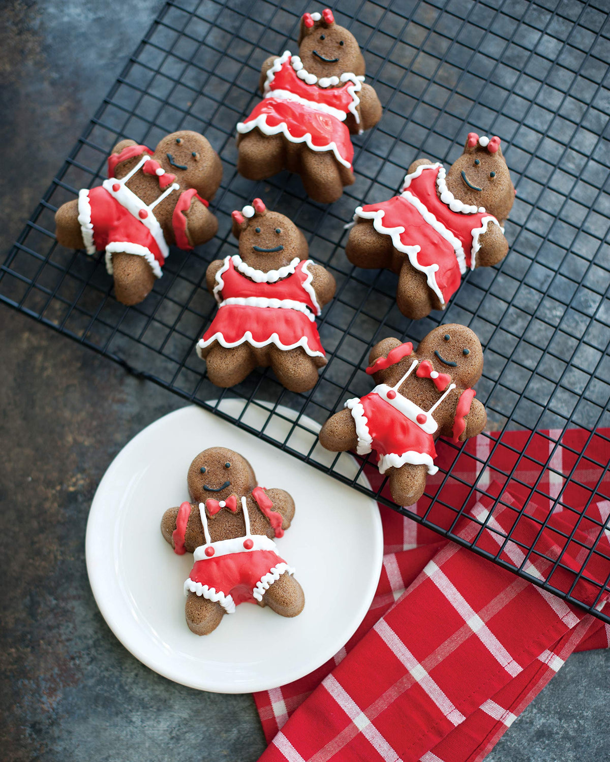 Gingerbread Kids Cakelet Pan by Nordic Ware – 6-Cavities, 12.25 inches, Aluminum, Silver, Model 86948