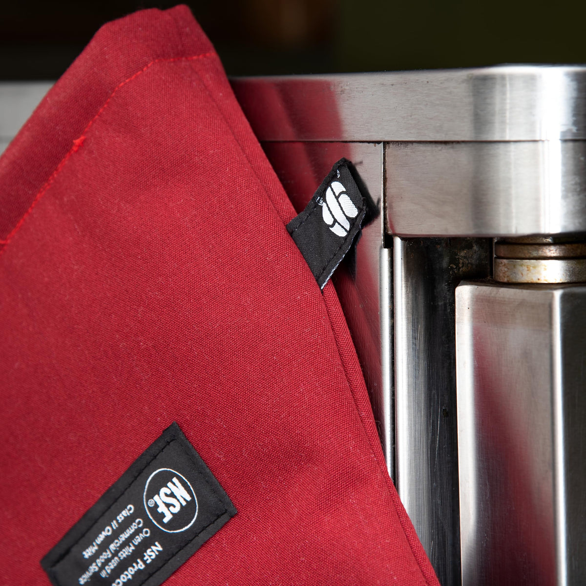 Carlisle FoodService Products Cool Touch Flame Conventional High Heat Intermittent Flame Protection up to 900°F Oven Mitt by San Jamar – 17", Fiber, Red, Model KT0218