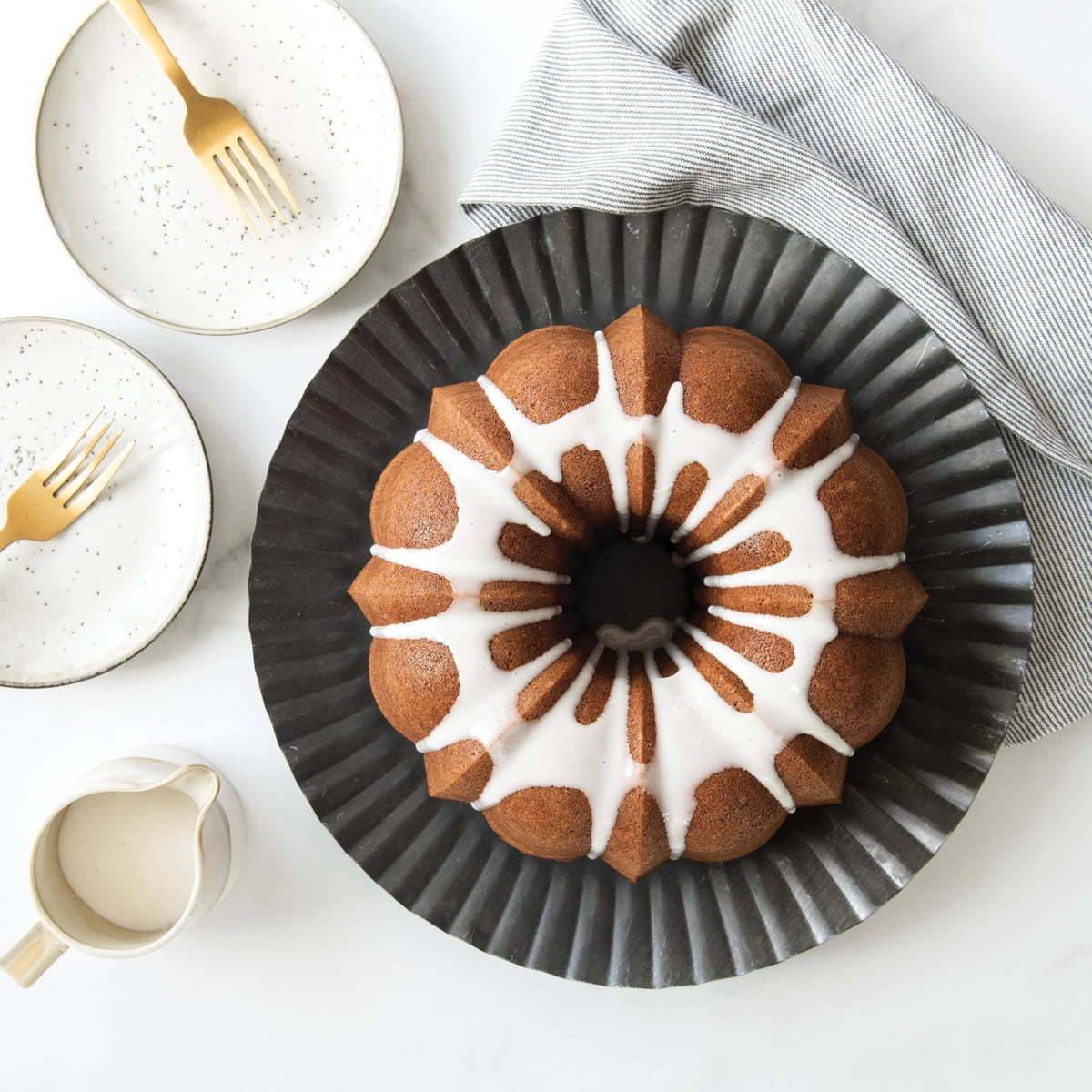 Anniversary Bundt by Nordic Ware – 15 Cup (Pack of 1), 15.0 cups, Aluminum, Gold, Model 50077