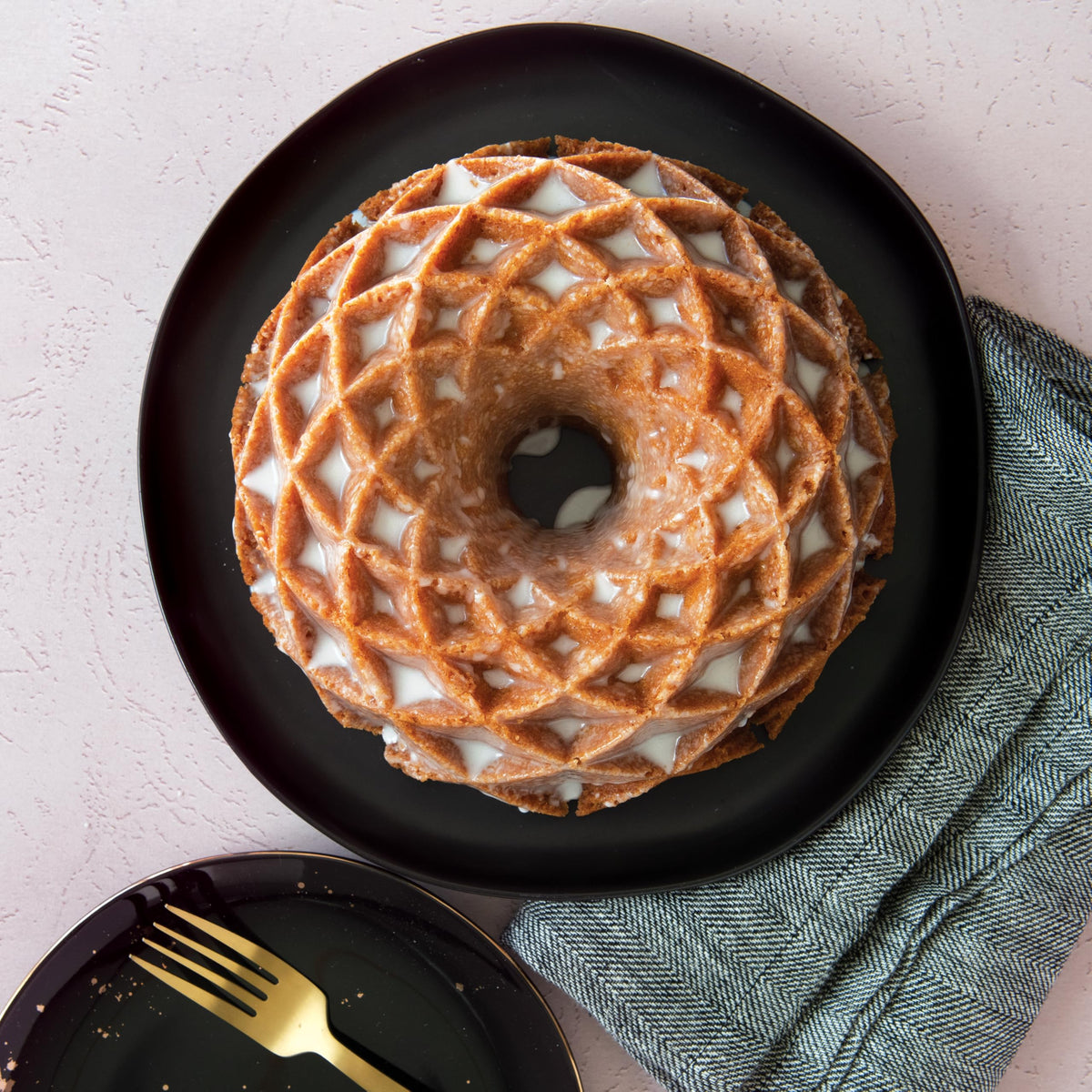 Jubilee Bundt by Nordic Ware – One, 10.0 cups, Aluminum, Gold, Model NW-88377