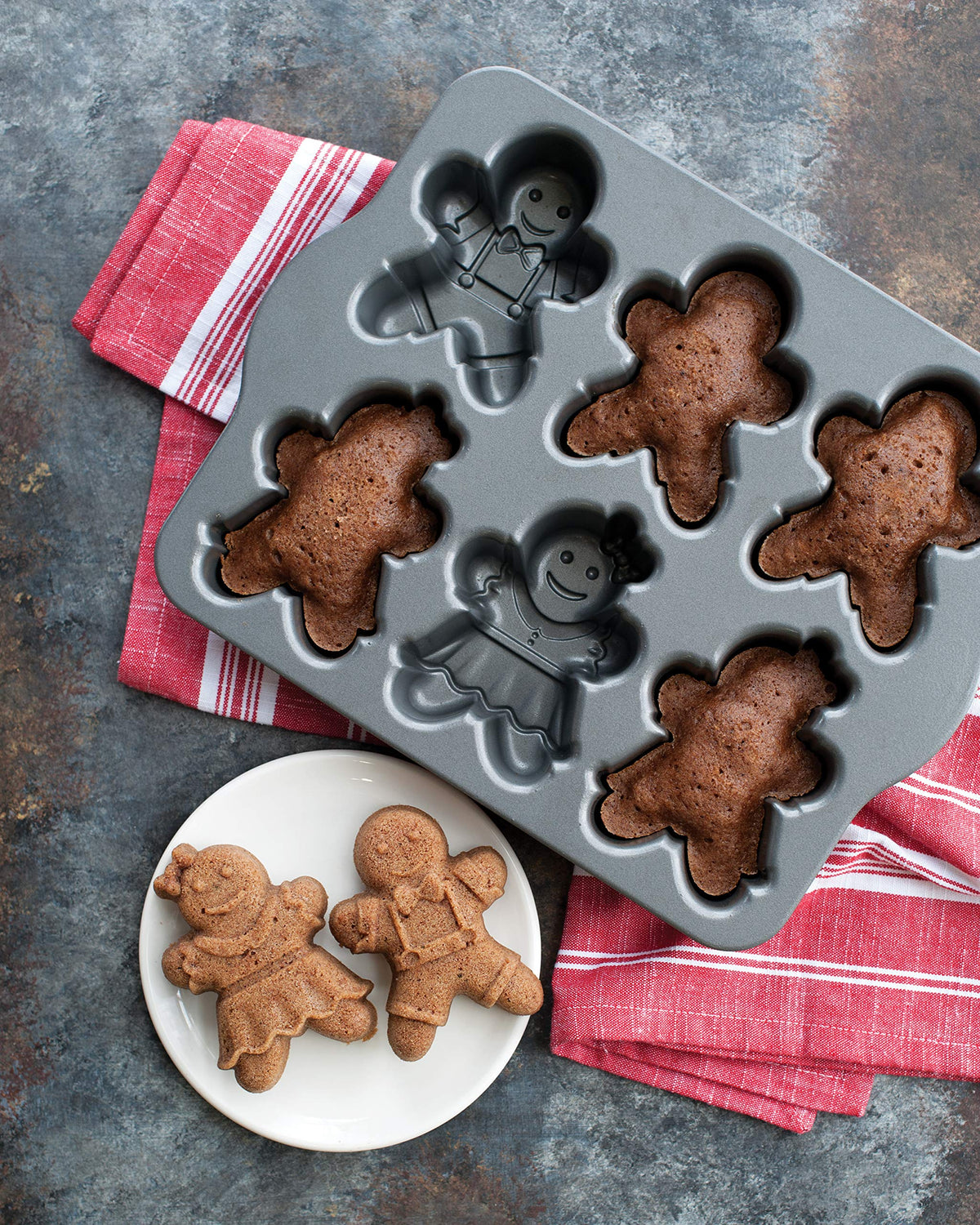 Gingerbread Kids Cakelet Pan by Nordic Ware – 6-Cavities, 12.25 inches, Aluminum, Silver, Model 86948